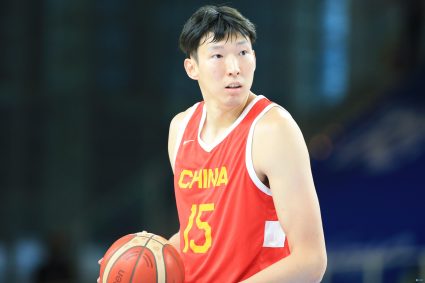 The sense of presence is just so-so! Zhou Qi scored 6 points in 3 of 5 in the first half and played 4 boards in a daze