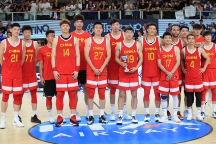 On men’s basketball, he returned to Shenzhen to participate in the International Solidarity Cup. Li Kael invited many family members spectators