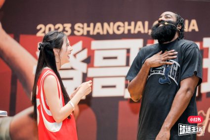 I can see that I like it very much! Panpan gave Brother Deng a bracelet. Brother Deng smiled and opened flowers.