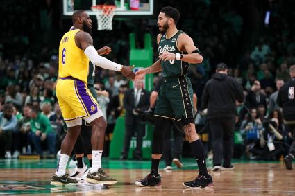 Last season, the Lakers lost all the games against the Green Army in the second match in overtime, and there were frequent disputes over referee snatching.
