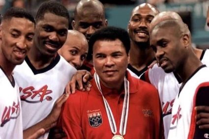On Pippen, the dream team took a photo with Mohammed-Ali: GOAT